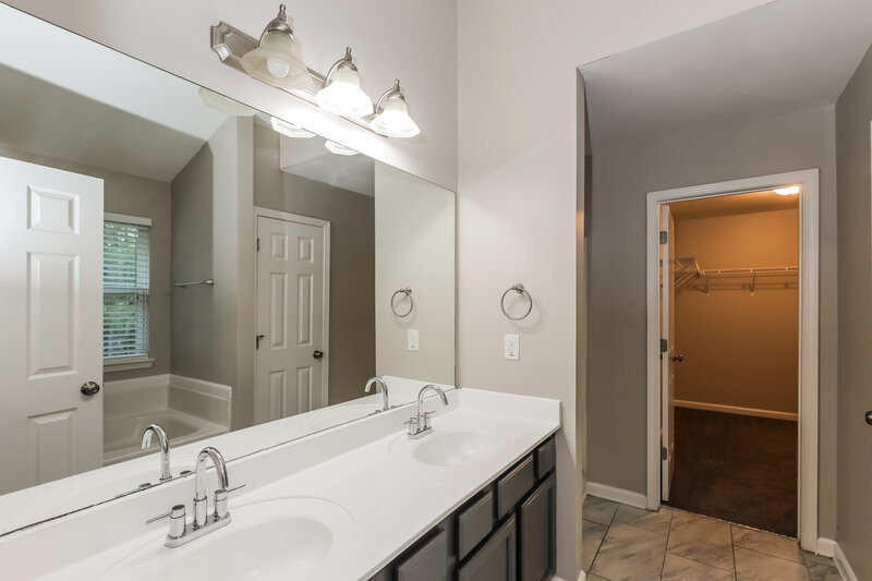 3,580/Mo, 3584 Elk Horn Trl SW Atlanta, GA 30349 Main Bathroom View
