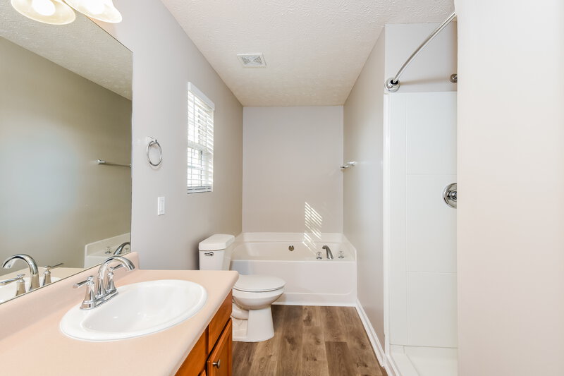2,840/Mo, 1044 Navaho Trl Monroe, GA 30655 Main Bathroom View