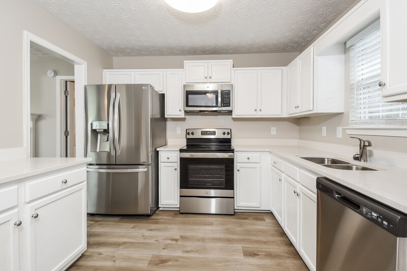 2,170/Mo, 23 Dewey Dr Adairsville, GA 30103 Kitchen View 2