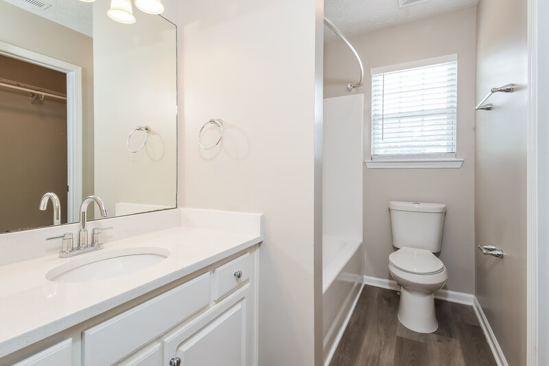2,170/Mo, 23 Dewey Dr Adairsville, GA 30103 Main Bathroom View