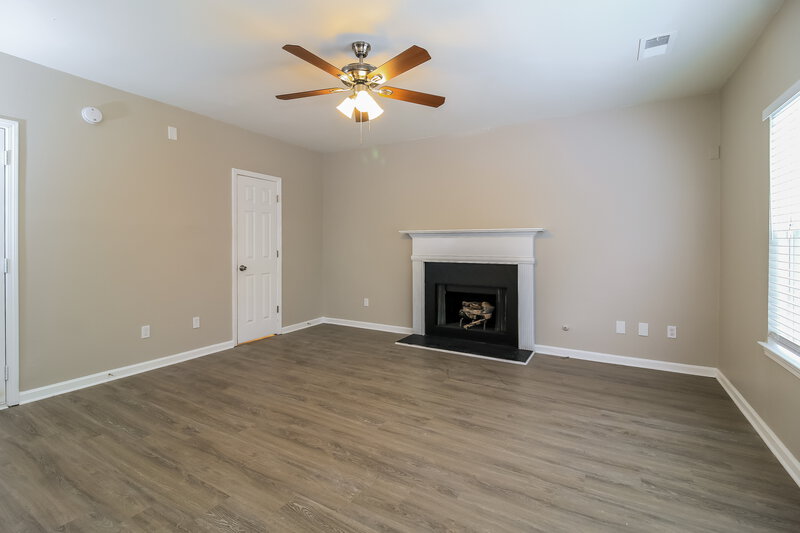 1,815/Mo, 170 Cinnamon Oak Cir Covington, GA 30016 Living Room View 2