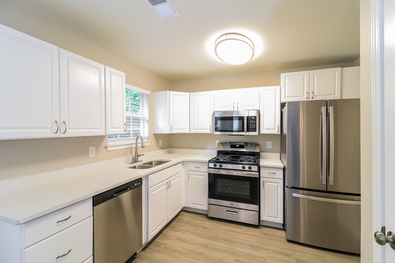 1,815/Mo, 170 Cinnamon Oak Cir Covington, GA 30016 Kitchen View