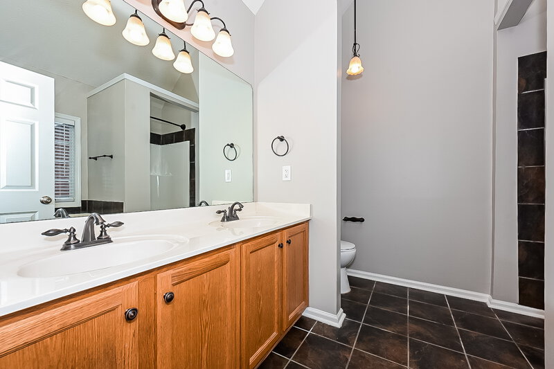 1,685/Mo, 200 Kings Cv Locust Grove, GA 30248 Main Bathroom View