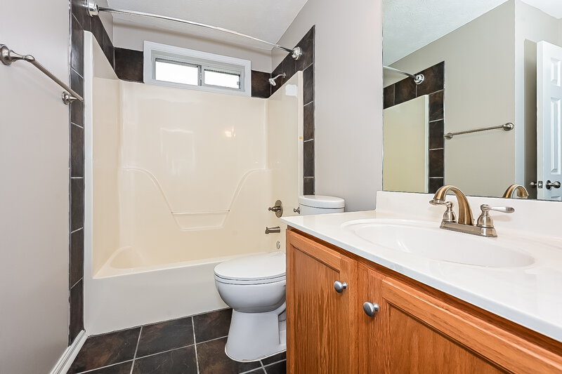 1,685/Mo, 200 Kings Cv Locust Grove, GA 30248 Bathroom View