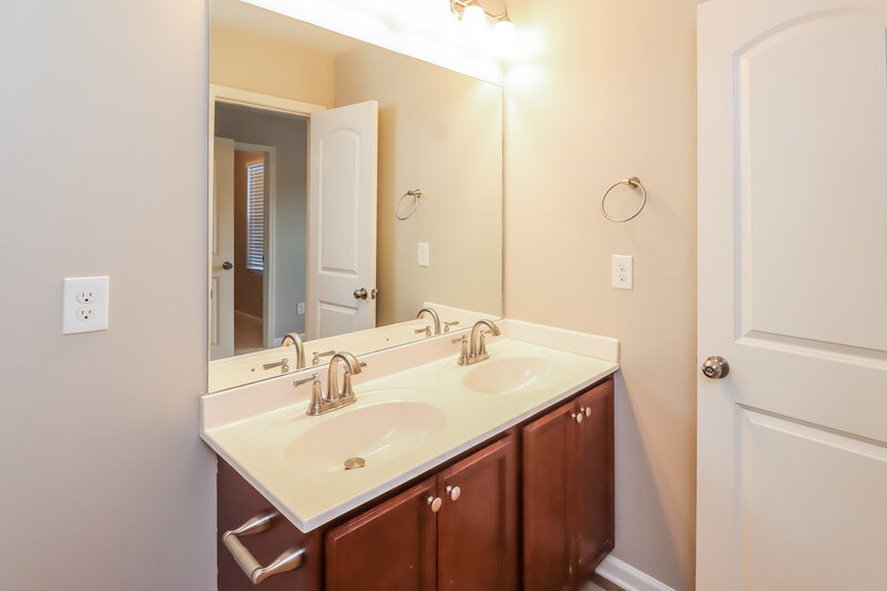 1,865/Mo, 1713 Cheryl Ln Griffin, GA 30224 Main Bathroom View