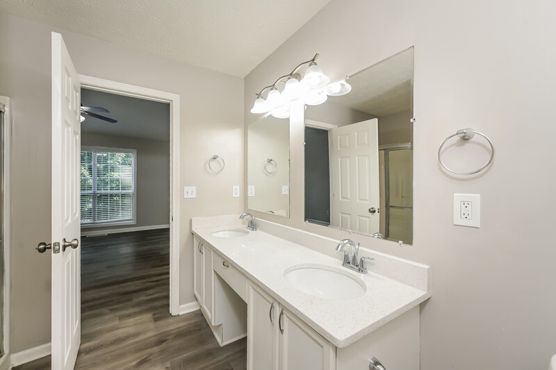 2,145/Mo, 1393 Richland Creek Trl Sugar Hill, GA 30518 Main Bathroom View