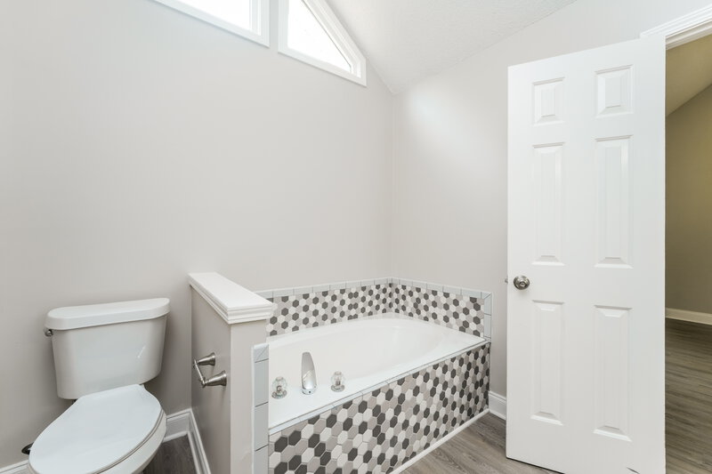 2,100/Mo, 185 Woodstream Dr Newnan, GA 30265 Main Bathroom View