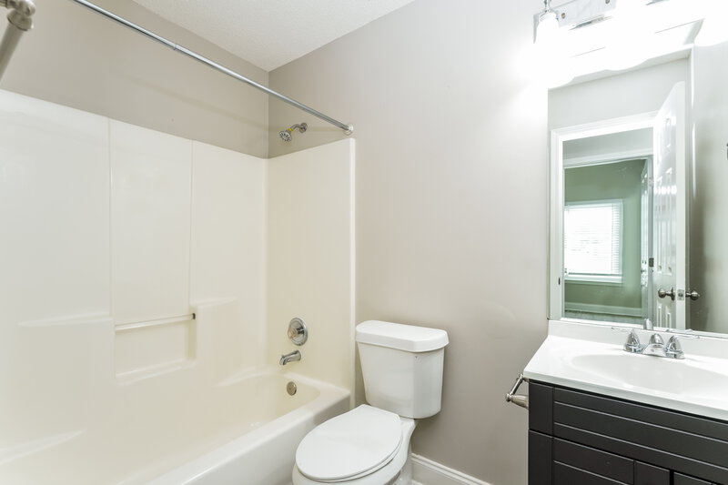 2,100/Mo, 185 Woodstream Dr Newnan, GA 30265 Bathroom View 2