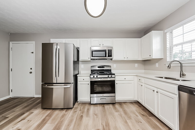 2,560/Mo, 290 Hazelhurst Dr Covington, GA 30016 Kitchen View 2