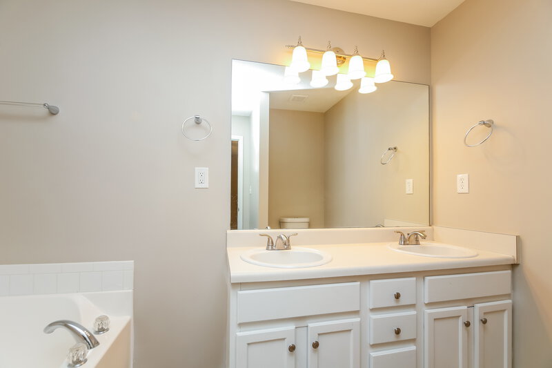 2,045/Mo, 100 St Ann Cir Dallas, GA 30157 Main Bathroom View