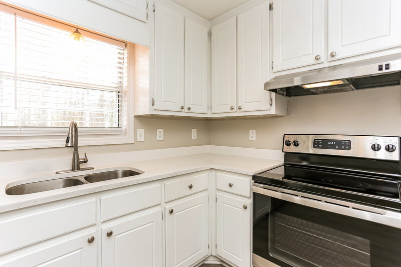 1,850/Mo, 304 Mary Alice Dr Winder, GA 30680 Kitchen View 3
