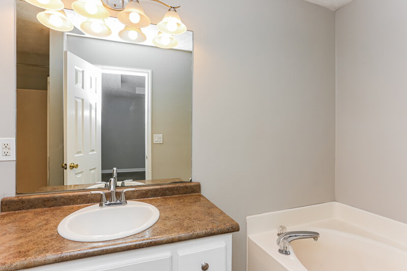 1,850/Mo, 304 Mary Alice Dr Winder, GA 30680 Main Bathroom View