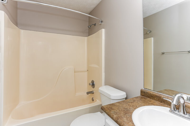 1,850/Mo, 304 Mary Alice Dr Winder, GA 30680 Main Bathroom View 2