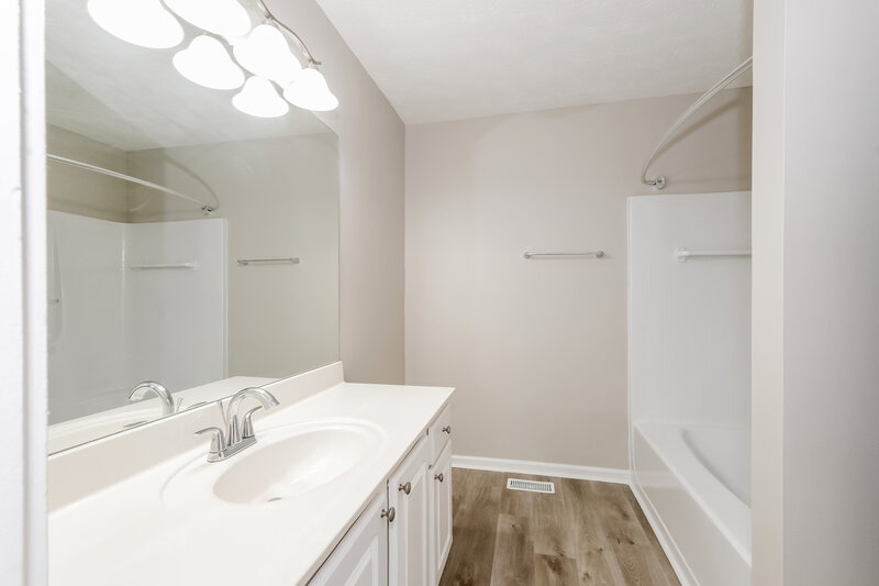 1,685/Mo, 150 N Greenfield Cir Covington, GA 30016 Main Bathroom View