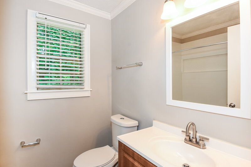 2,075/Mo, 885 Trace Cir NE Marietta, GA 30066 Main Bathroom View