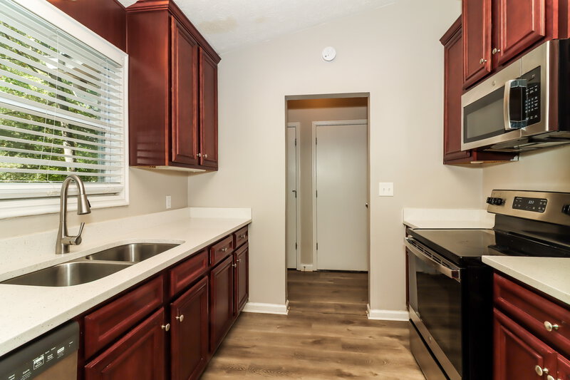2,400/Mo, 392 Doeskin Ln SE Smyrna, GA 30082 Kitchen View 2