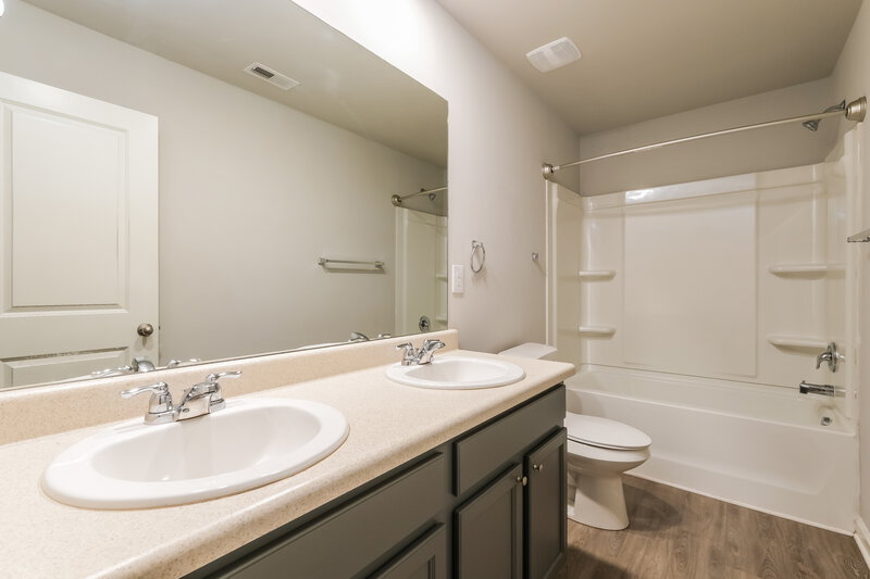 2,520/Mo, 6062 Barrington Cir Union City, GA 30291 Bathroom View
