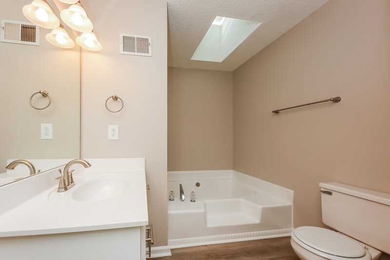 2,190/Mo, 1622 Cumberland Club Rd SW Marietta, GA 30008 Main Bathroom View