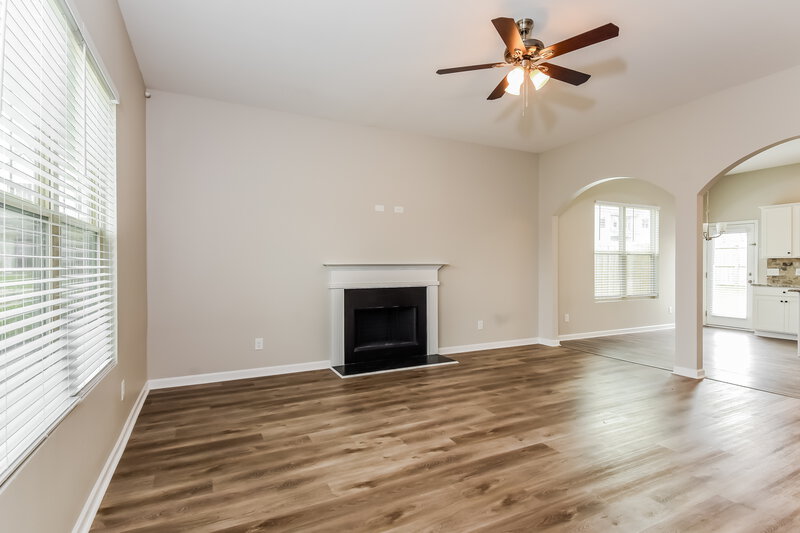 2,280/Mo, 41 Winding Flower Walk Adairsville, GA 30103 Living Room View