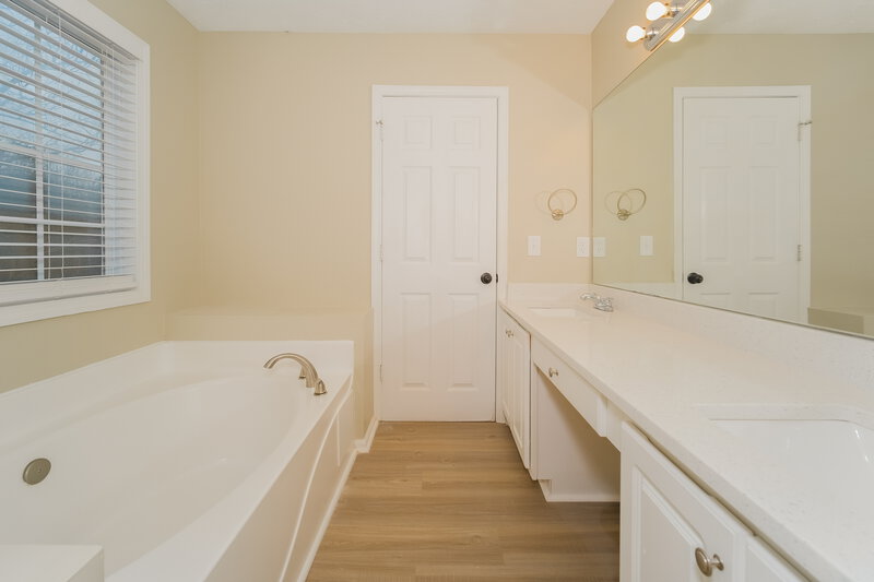 2,710/Mo, 215 Mountain Ln Covington, GA 30016 Main Bathroom View