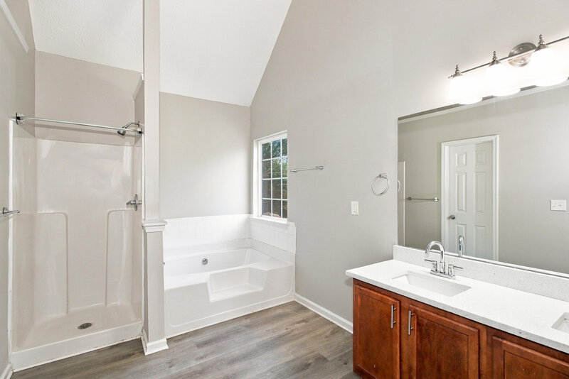 2,300/Mo, 357 Cobblestone Ct Hampton, GA 30228 Primary Bathroom View 2