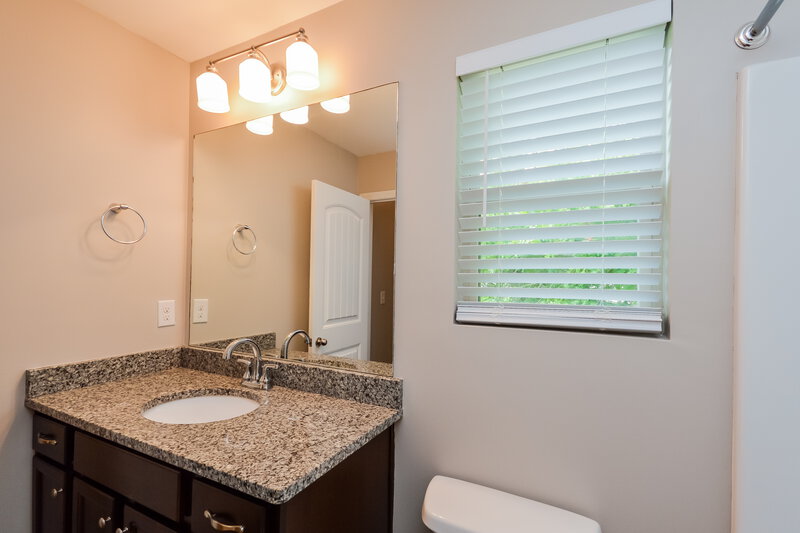 1,980/Mo, 255 Eagles Pkwy Covington, GA 30014 Bathroom View