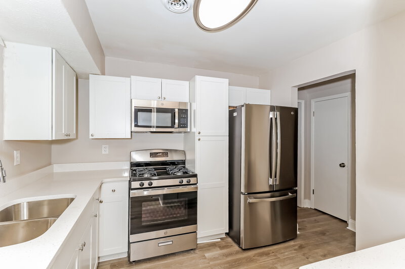 1,750/Mo, 2995 Creel Rd College Park, GA 30349 Kitchen View 2