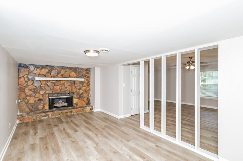 1,750/Mo, 2995 Creel Rd College Park, GA 30349 Den View