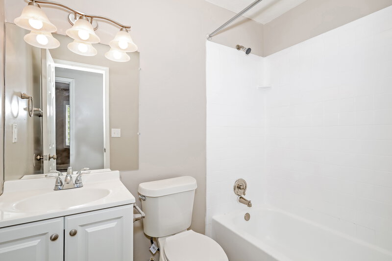 1,750/Mo, 2995 Creel Rd College Park, GA 30349 Main Bathroom View