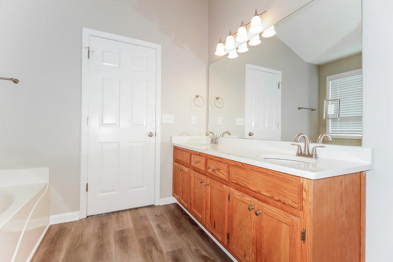 1,880/Mo, 1308 Grantland Rd Griffin, GA 30224 Main Bathroom View