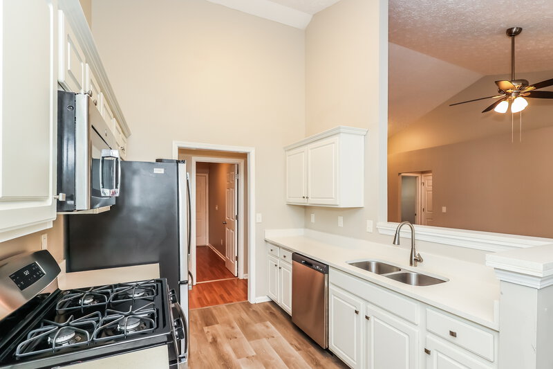 2,040/Mo, 418 Baldwin Ct Newnan, GA 30263 Kitchen View