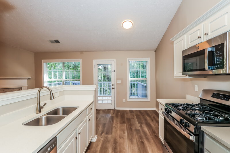 2,040/Mo, 418 Baldwin Ct Newnan, GA 30263 Kitchen View 2