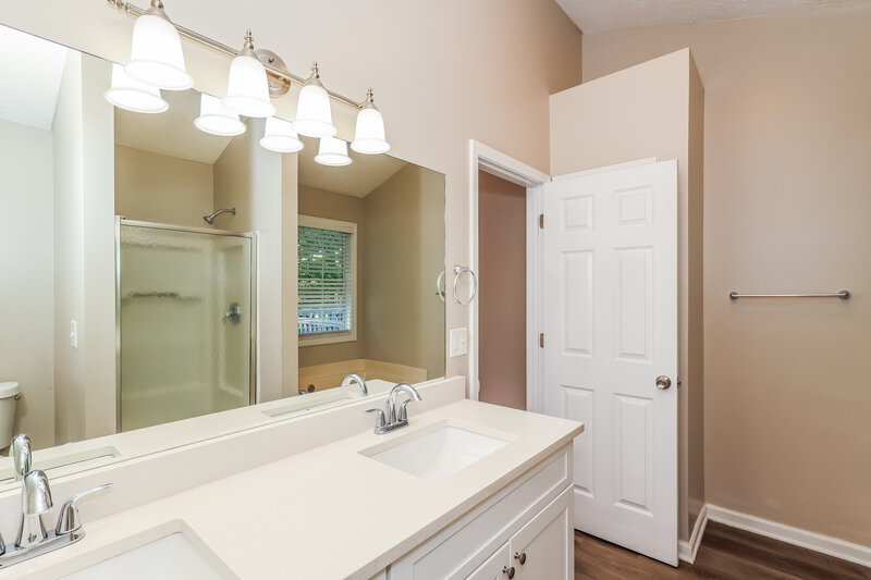 2,040/Mo, 418 Baldwin Ct Newnan, GA 30263 Main Bathroom View