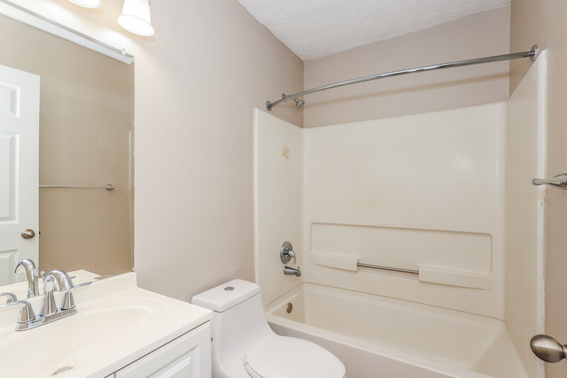 2,040/Mo, 418 Baldwin Ct Newnan, GA 30263 Bathroom View