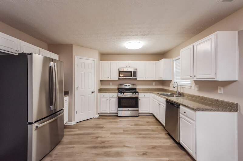 2,295/Mo, 40 Gazebo Dr Covington, GA 30016 Kitchen View 2