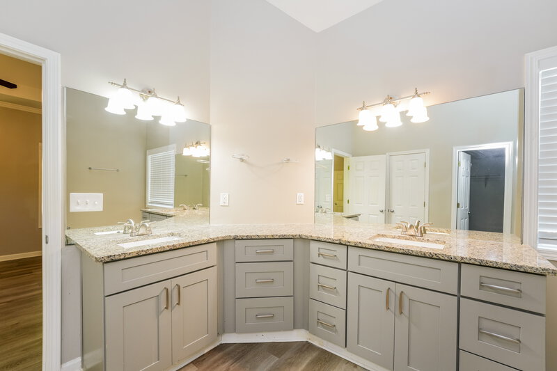 1,820/Mo, 65 Stephanie Ln Covington, GA 30016 Main Bathroom View
