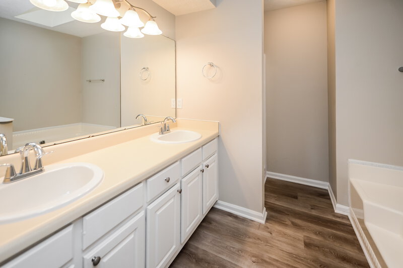 2,460/Mo, 1658 Eric Cir Lawrenceville, GA 30043 Main Bathroom View