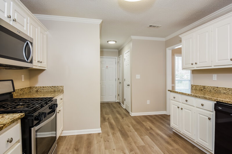 2,270/Mo, 97 Pebble Creek Dr Newnan, GA 30265 Kitchen View 2