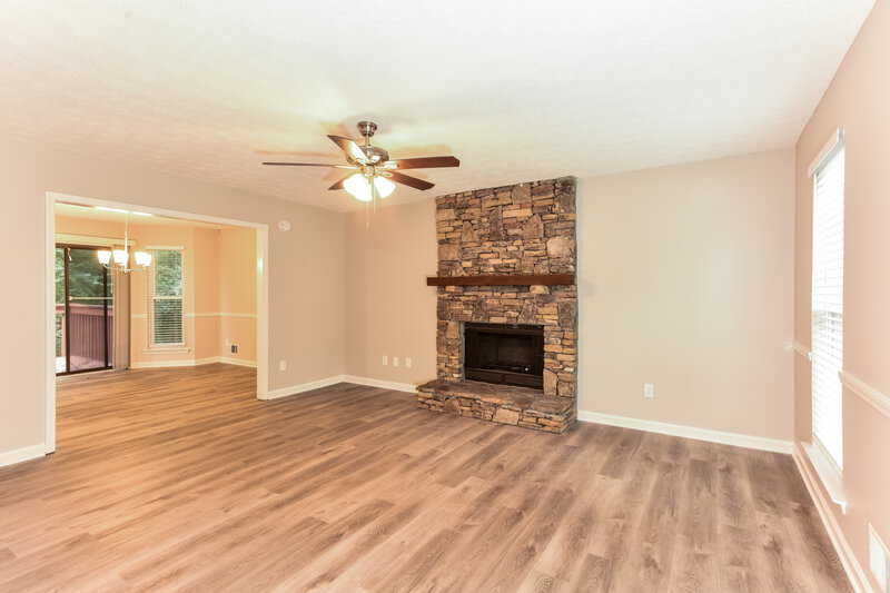 2,660/Mo, 573 Stonemill Mnr Lithonia, GA 30058 Living Room View
