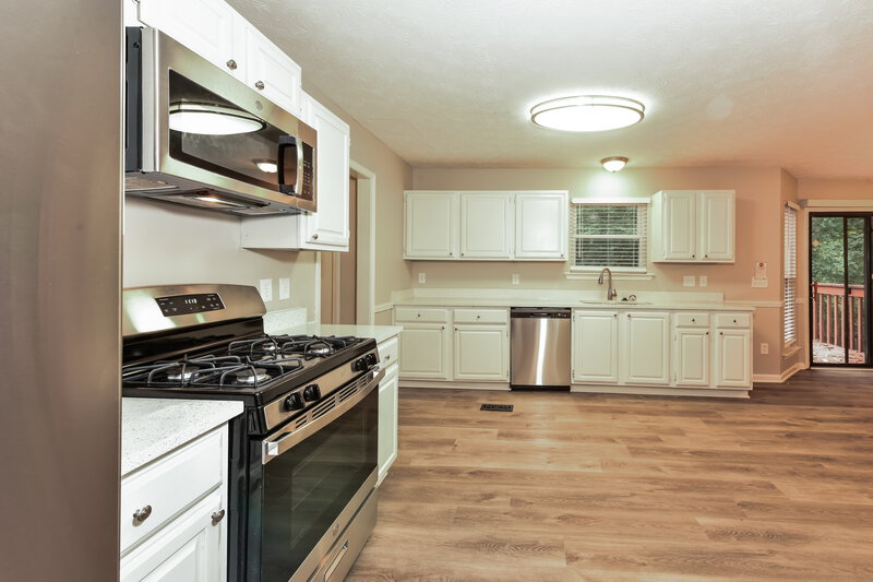 2,660/Mo, 573 Stonemill Mnr Lithonia, GA 30058 Kitchen View