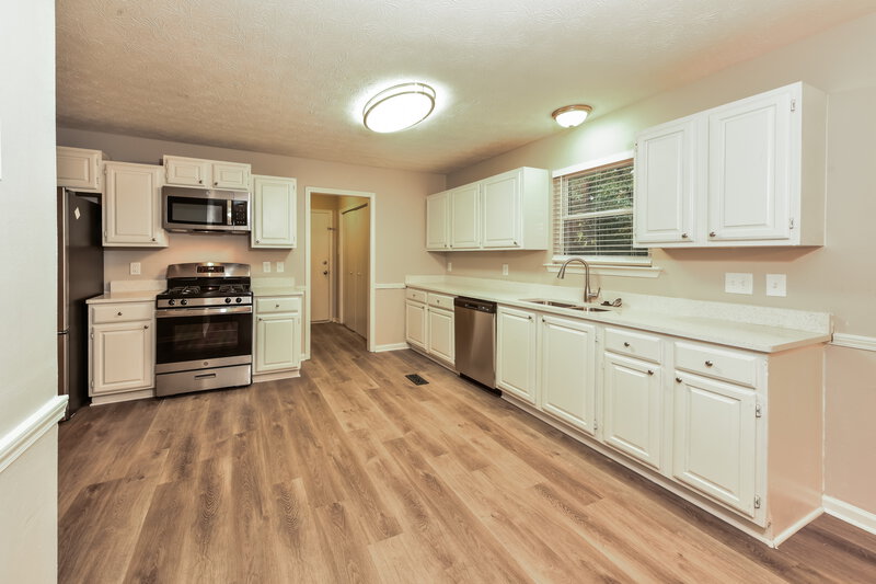 2,660/Mo, 573 Stonemill Mnr Lithonia, GA 30058 Kitchen View 2