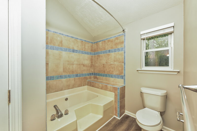 2,660/Mo, 573 Stonemill Mnr Lithonia, GA 30058 Main Bathroom View