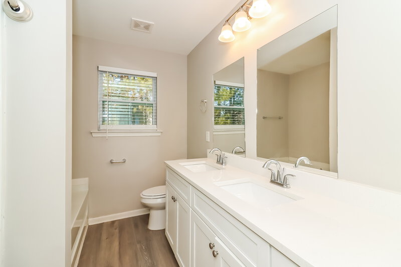 1,835/Mo, 72 Hamilton Blvd NW Cartersville, GA 30120 Main Bathroom View