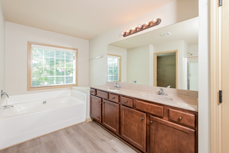 3,250/Mo, 3096 Montauk Hill Dr Buford, GA 30519 Main Bathroom View