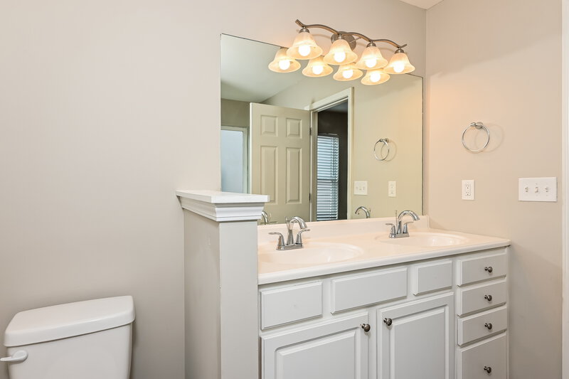 1,945/Mo, 505 Walnut Woods Dr Braselton, GA 30517 Main Bathroom View