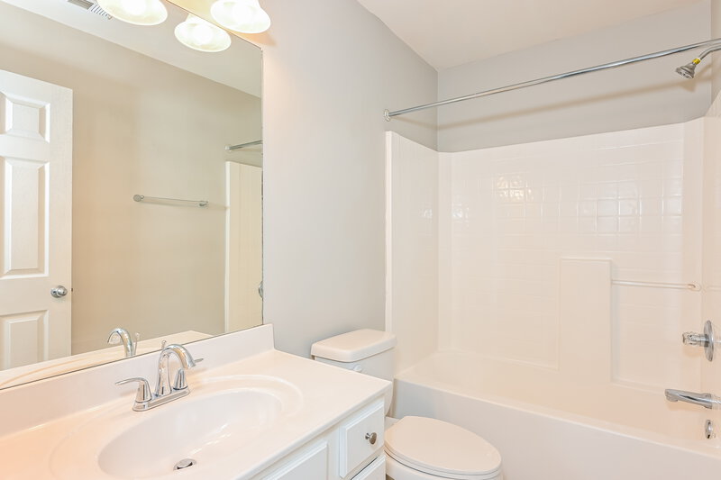 1,945/Mo, 505 Walnut Woods Dr Braselton, GA 30517 Bathroom View
