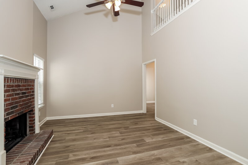 2,200/Mo, 636 N Fairfield Dr Peachtree City, GA 30269 Living Room View 2