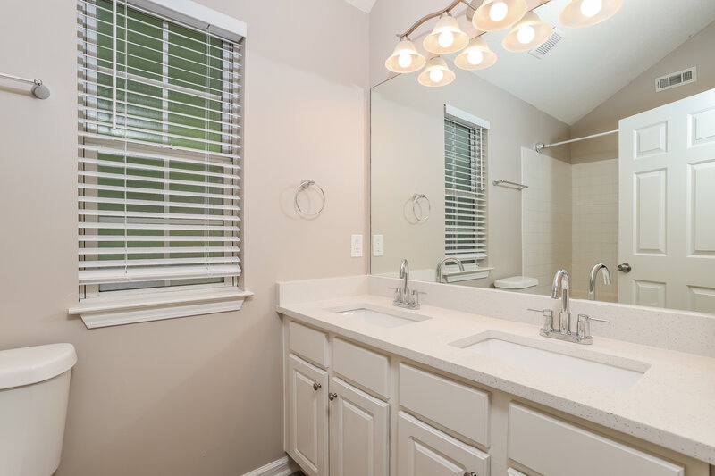 2,200/Mo, 636 N Fairfield Dr Peachtree City, GA 30269 Main Bathroom View