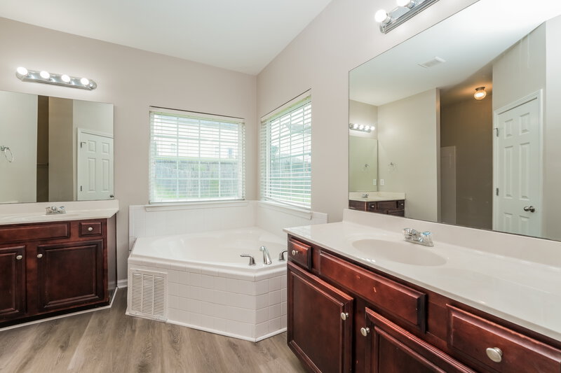 3,220/Mo, 1471 Ewing Farm Dr Loganville, GA 30052 Main Bathroom View