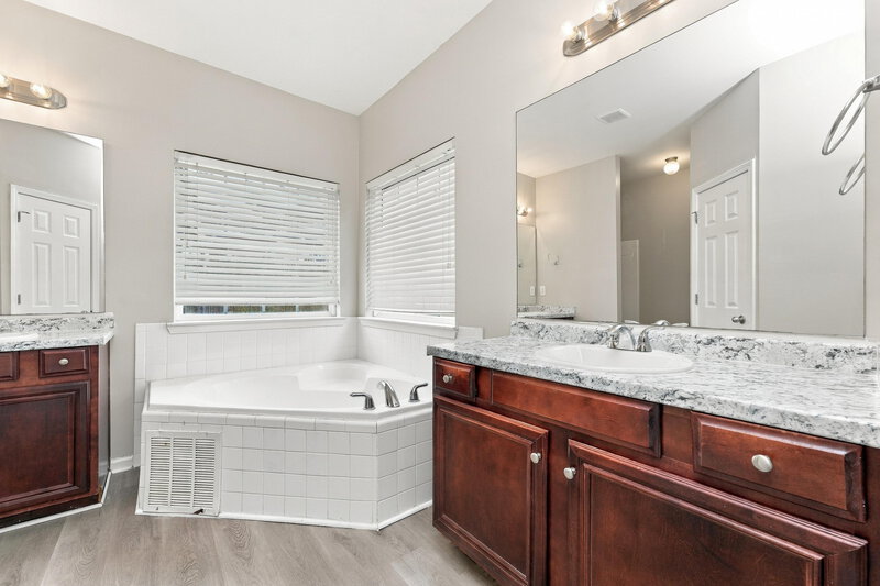2,220/Mo, 1471 Ewing Farm Dr Loganville, GA 30052 Primary Bathroom View 2